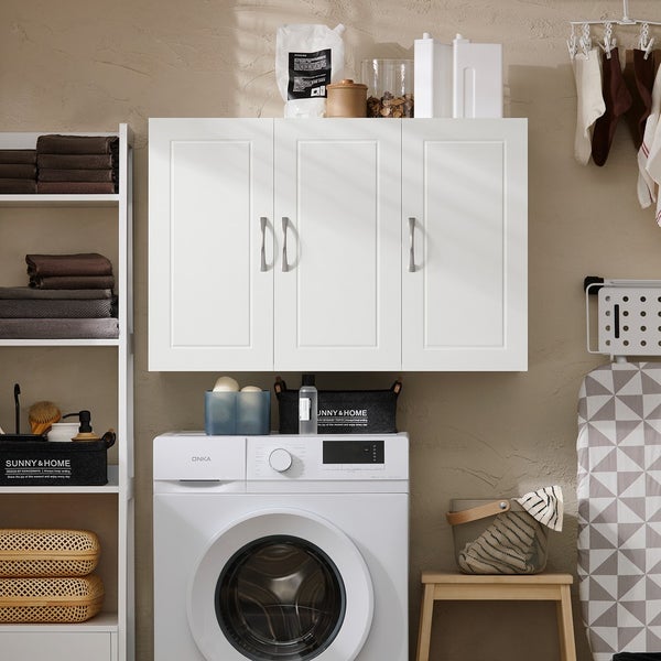 Waschküche mit Waschmaschine, Regal und weißem Wandschrank