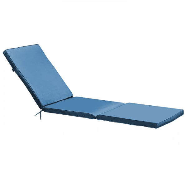 Blaue dreiteilige Auflage für Sonnenliege mit Haltebändern.