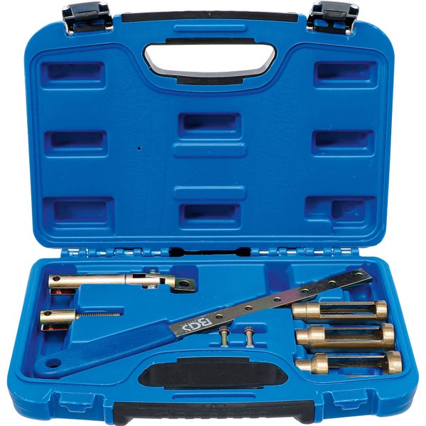 Werkzeugsatz zur Motorreparatur in geöffnetem, blauem Werkzeugkoffer