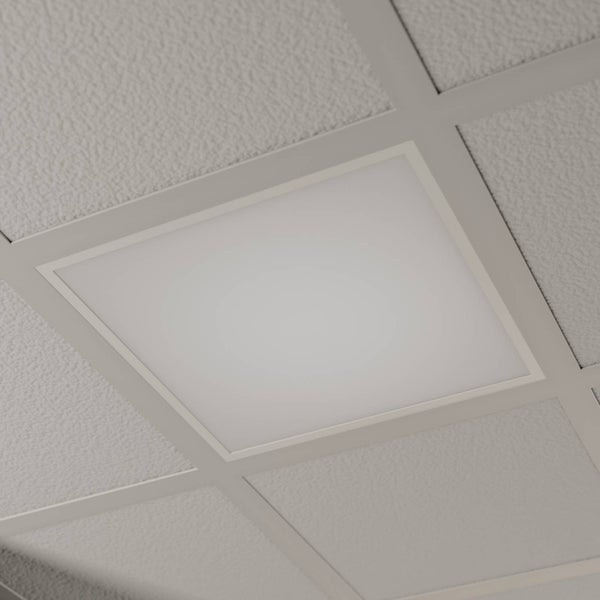 Quadratisches LED-Panel integriert in eine strukturierte Rasterdecke.