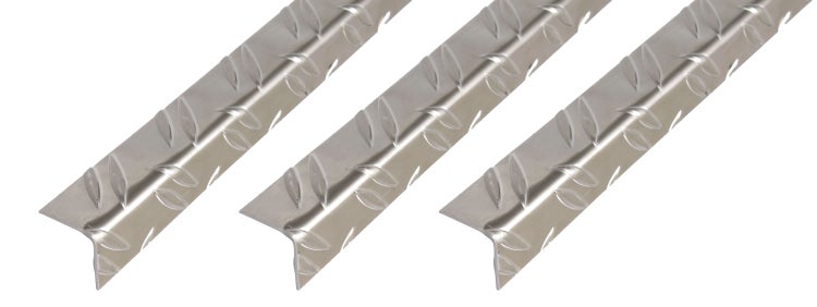 Drei Metall Winkelprofile mit Riffelblech Struktur aus Aluminium.