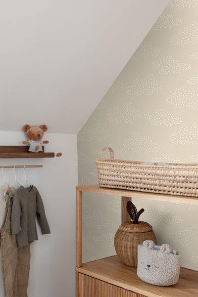 Kinderzimmer mit Wolkenmuster-Tapete, Holzregal und Spielzeug