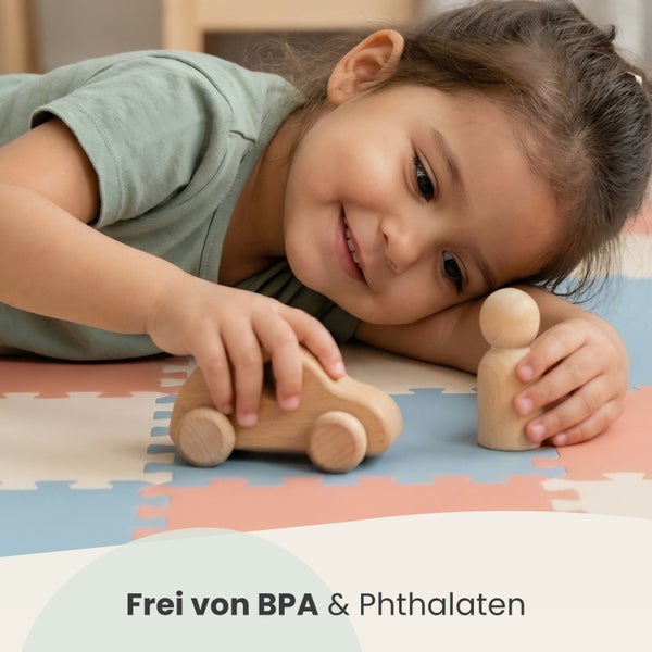 Kind spielt auf einer bunten Puzzlematte mit Holzspielzeug, Produkt ist frei von Bisphenol A und Phthalaten.