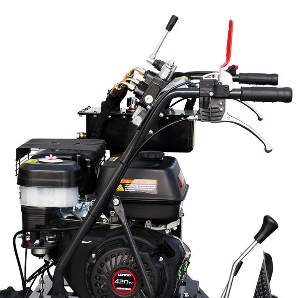 Detailansicht einer Motorhacke mit Bedienelementen und einem 420-ccm-Motor.