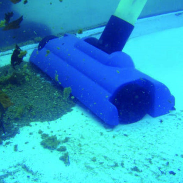 Ein blauer Poolreiniger säubert den Boden eines Schwimmbeckens von Schmutz und Ablagerungen.