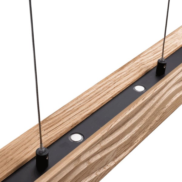 Moderne Hängeleuchte aus Holz mit integrierten LED Strahlern an Seilaufhängung