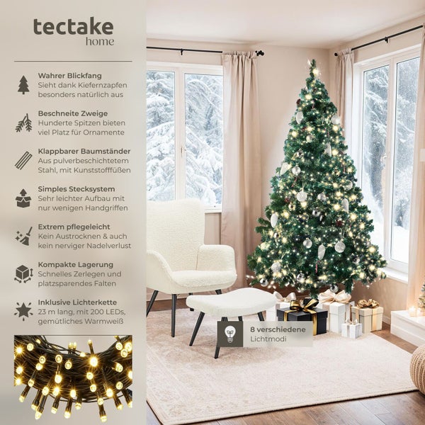 Weihnachtsbaum mit Lichtern, Geschenken und Dekoration in einem Wohnzimmer