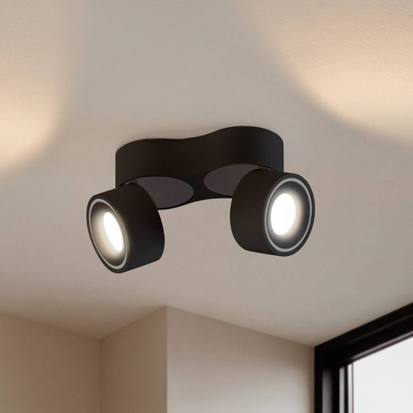 Moderne Deckenleuchte mit zwei verstellbaren LED-Spots in Schwarz an einer hellen Decke.
