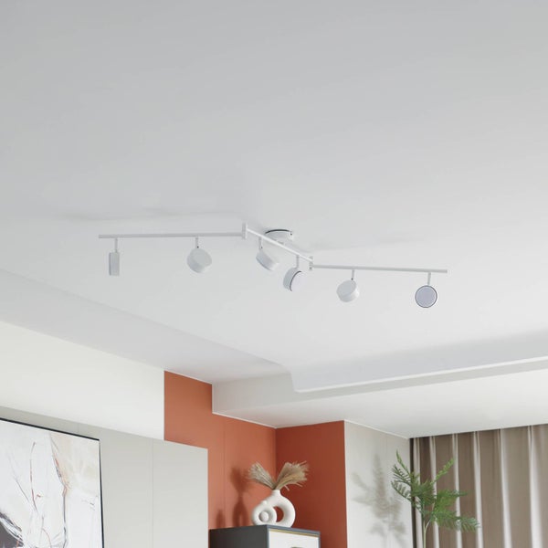 Deckenleuchte mit Spots im Wohnraum