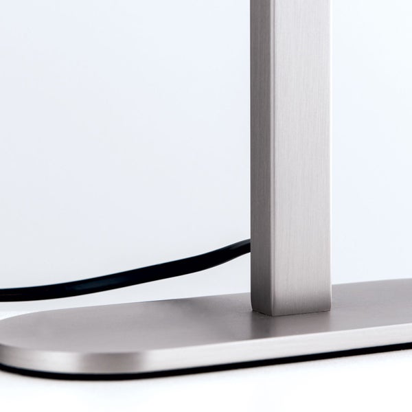 Detailaufnahme einer Tischleuchte aus Metall mit Kabel