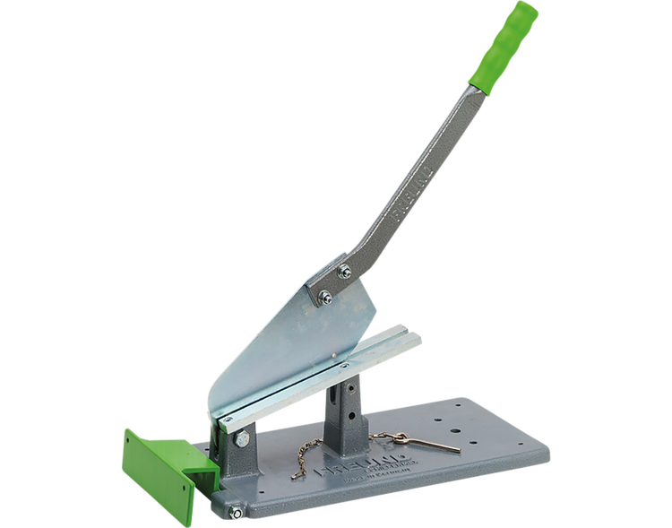 Schieferschere von Freund aus Metall mit grauem Hebelgriff, grünem Handgriff und stabiler Grundplatte zum Schneiden von Schieferplatten.
