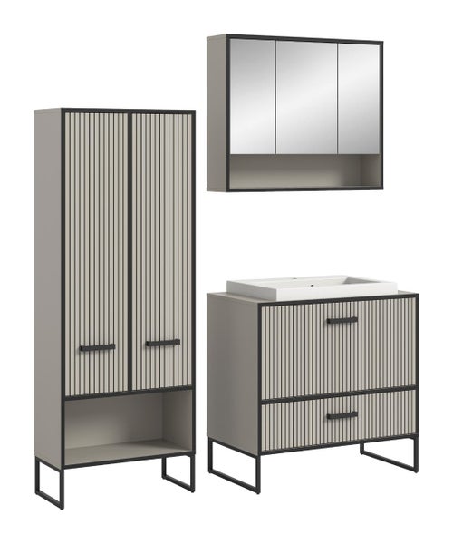 Badezimmermöbel-Set bestehend aus Hochschrank, Waschbeckenunterschrank mit Waschbecken und Spiegelschrank in Rillen-Optik mit Metallgestellen.