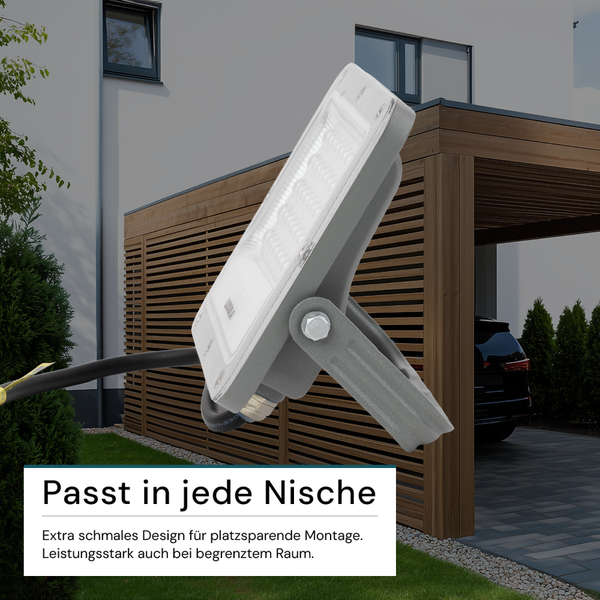 Grauer LED-Außenstrahler vor Hauswand
