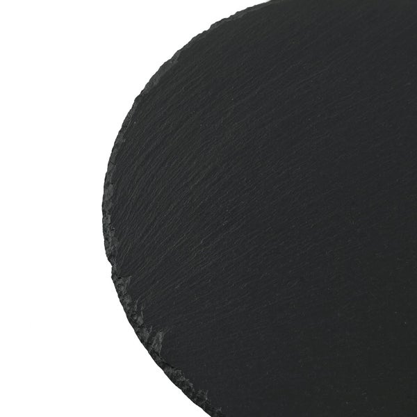 Detailansicht einer runden Schieferplatte mit naturbelassener Bruchkante.
