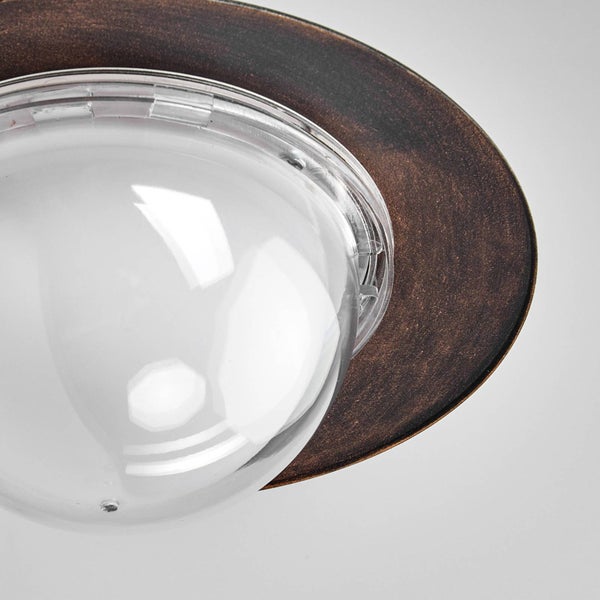 Nahaufnahme einer Außenleuchte mit runder Glasabdeckung und metallischem Rahmen in Bronze-Optik.