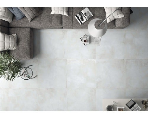 Helles Wohnzimmer mit Fliesenboden, Couch und Dekoration