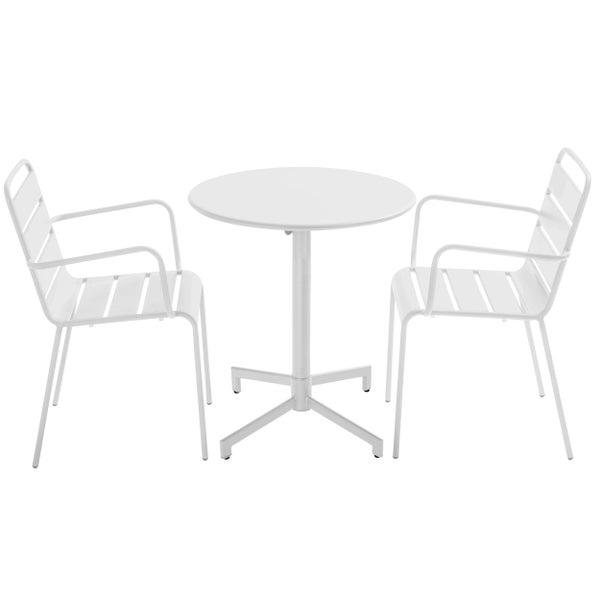 Dreiteiliges Bistro-Set bestehend aus einem runden Tisch und zwei Armlehnenstühlen aus Metall.