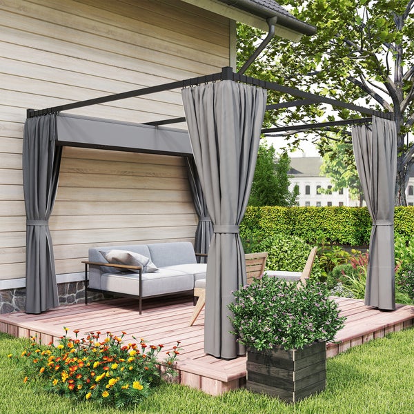 Wand-Anbaupavillon mit Metallrahmen, grauen Seitenvorhängen und ausziehbarem Dach auf einer Holzterrasse im hellen Garten mit Sofa.