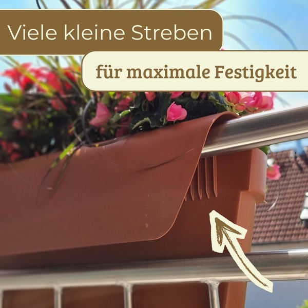 Balkonkasten aus Kunststoff mit kleinen Streben für maximale Festigkeit, an einem Metallgeländer montiert.