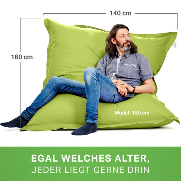 Nahaufnahme eines hochflorigen Teppichs mit Hand