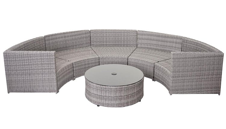 Gebogene Garten-Lounge aus grauem Polyrattan mit rundem Couchtisch mit Glasplatte.