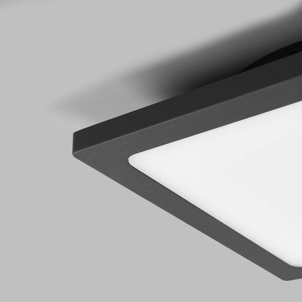 Quadratisches LED-Panel mit schwarzem Rahmen für die Deckenmontage.
