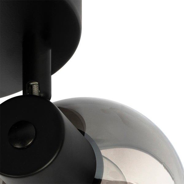 Detailaufnahme einer schwarzen Deckenleuchte mit grauem Glasschirm