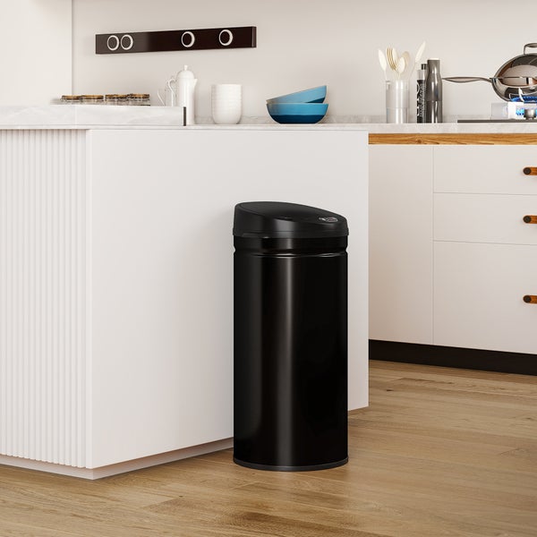 Schwarzer Abfalleimer in einer hellen Küche