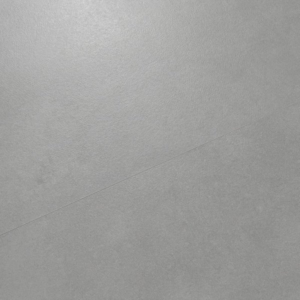 Feinsteinzeugfliese mit matter Oberfläche in Betonoptik für Wand und Boden.