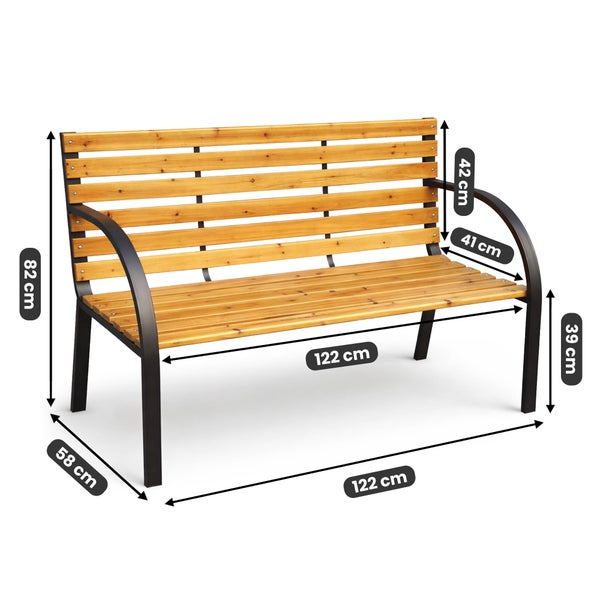 Gartenbank mit ergonomisch geformten Holzlatten und schwarzem Metallrahmen mit geschwungenen Armlehnen in einem Garten.
