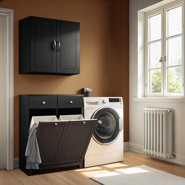 Waschküchenszene mit Waschmaschine, Wäschesammler, Unterschrank und Hängeschrank