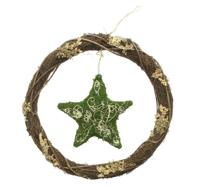 Dekorativer Weihnachtskranz aus Naturzweigen mit hängendem Stern aus Moos für die Weihnachtsdekoration