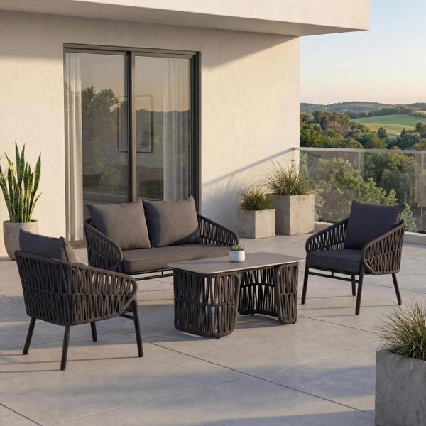Moderne Lounge-Gruppe aus Seilgeflecht mit Sofa, zwei Sesseln und Tisch auf einer hellen, großzügigen Terrasse.