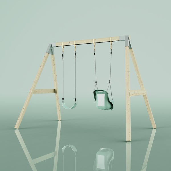 Olivenbaum Olea europaea als Gartenbonsai mit mehreren kugelförmig geschnittenen Kronen an einem dicken Stamm vor einem Metallzaun.