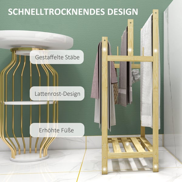 Freistehender Handtuchhalter aus Bambus mit drei gestaffelten Stangen, Lattenrost-Ablage und erhöhten Füßen im Badezimmer.