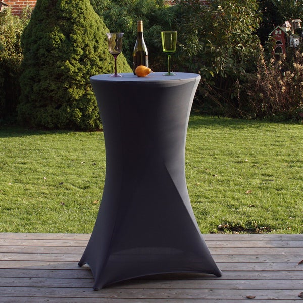 Stehtisch mit Stretchhusse im Garten, dekoriert mit Weinflasche, Gläsern und Obst