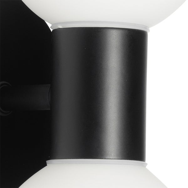 Detail einer Wandleuchte mit schwarzem Metallsockel und zwei Schirmen aus weißem Milchglas.