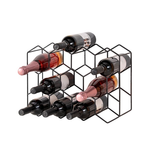 Weinregal aus schwarzem Metall mit Wabenstruktur, bestückt mit verschiedenen Weinflaschen.