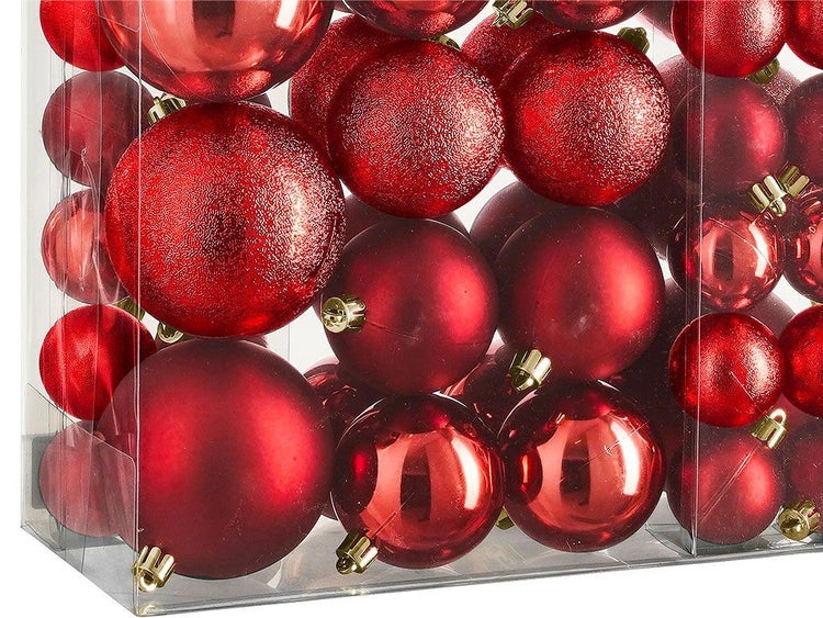 Set aus glänzenden und strukturierten Weihnachtskugeln in einer transparenten Verpackung