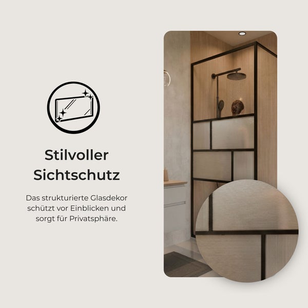 Moderne ebenerdige Dusche mit schwarzem Rahmen und strukturiertem Sichtschutzglas für Privatsphäre. Bad mit Wänden in Holzoptik und Glasdetail.