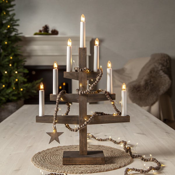 Dekorativer Weihnachtsbaum aus Holz mit LED Kerzen, Holzperlenkette und Stern
