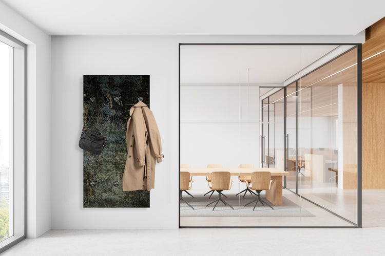 Szene mit Kleiderständer, Tasche und Mantel im Büro