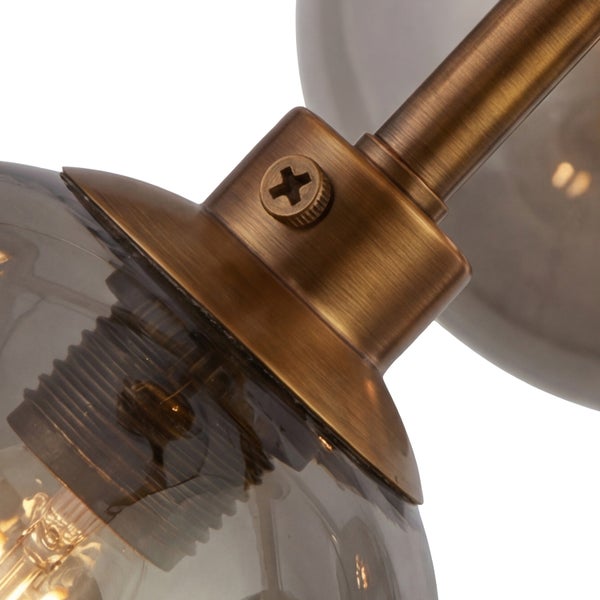 Detailaufnahme einer Lampe mit Metallbefestigung und Glaskugeln