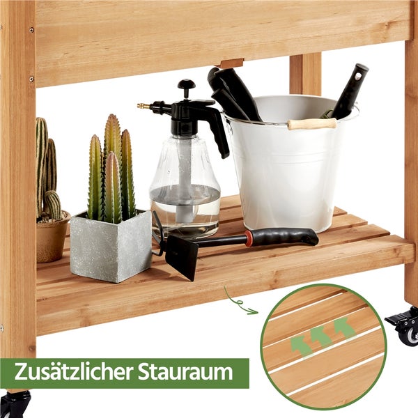 Regalwagen mit Gartengeräten und Dekoration für zusätzlichen Stauraum