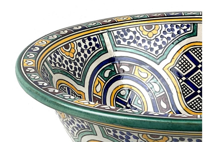 Detailansicht einer bemalten Keramikschale mit marokkanischem Muster