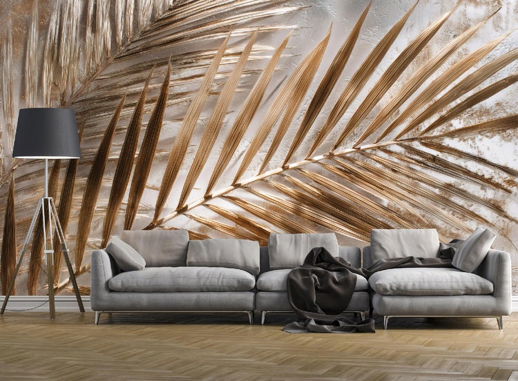 Wohnzimmer mit Sofa, Stehlampe und Fototapete mit Palmenblatt-Motiv