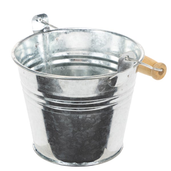Verzinkter Metalleimer mit Drahtbügel und Holzgriff.