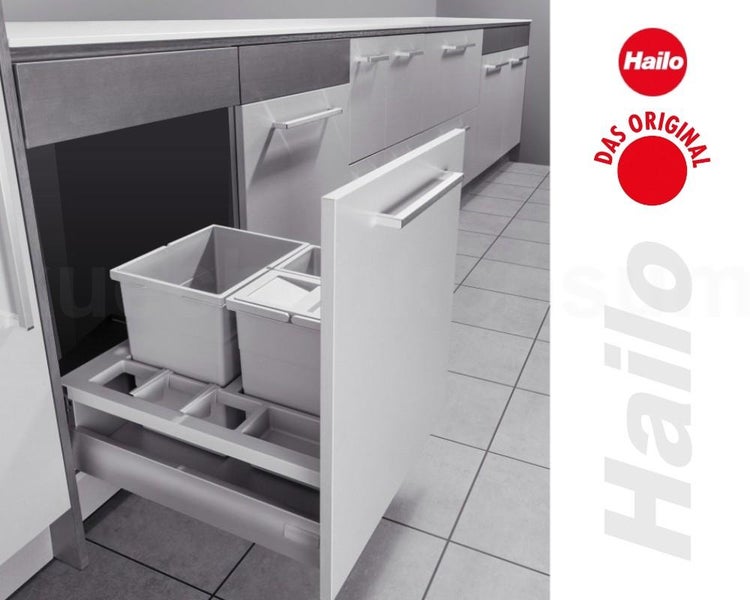 Ausziehbares Abfalltrennsystem für die Küche mit grauen Mülleimern und Ablagefach. Hailo Logo. Siegel für Originalprodukt.