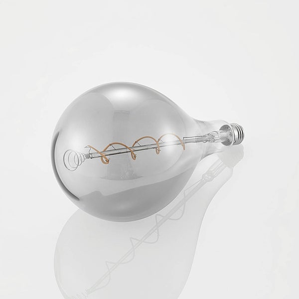 LED-Filament-Globelampe mit E27-Sockel, chromfarbenes Glas und spiralförmiger Glühfaden.