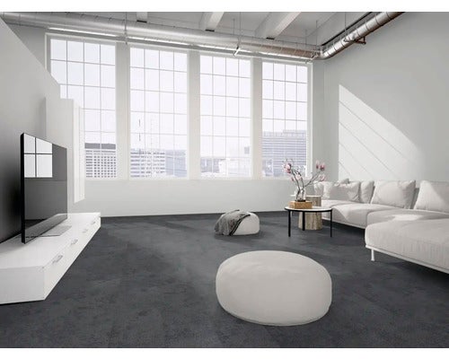 Großzügiges Wohnzimmer im industriellen Loft-Stil mit dunkelgrauem Teppichboden, großen Sprossenfenstern, weißem Ecksofa und weißem Sideboard.